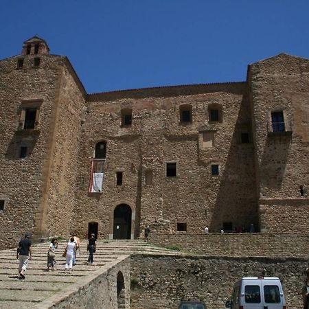 DONJON SUITE centro storico Castelbuono  Esterno foto