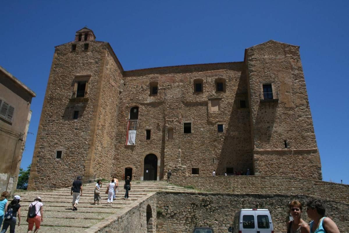 DONJON SUITE centro storico Castelbuono  Esterno foto